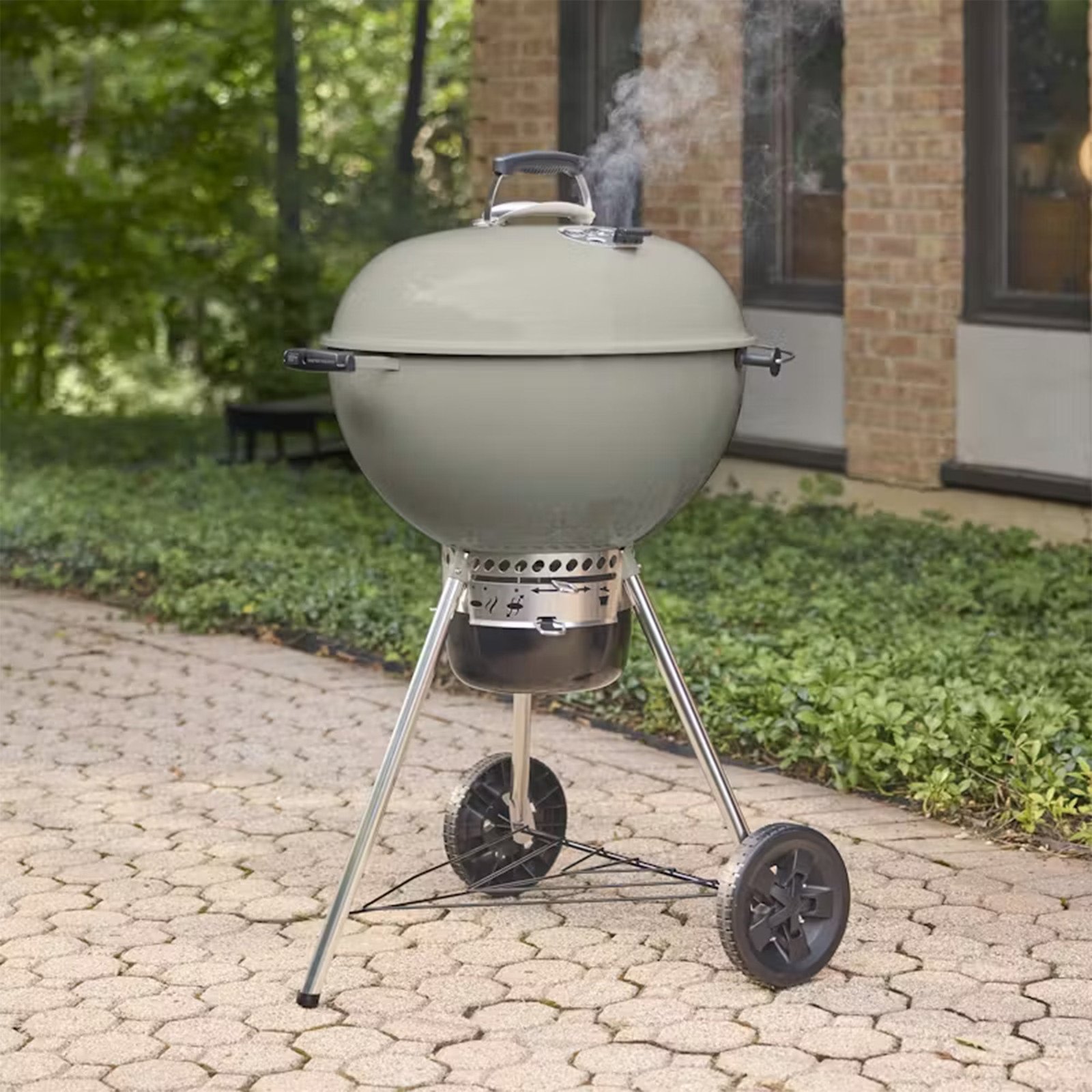 Weber_MasterTouchCharcoalBBQ_57cm_01-1.jpg